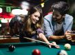 Mit Frauen flirten in der Bar